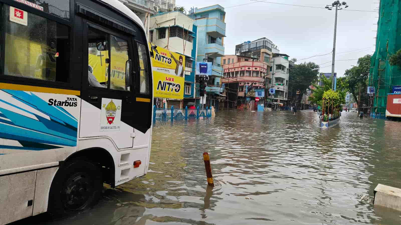 অন্য দিকে এখনও উদ্বোধন হয়নি কাশী বোস লেনের। তার আগেই মণ্ডপ চত্বরে ঢুকতে গিয়ে ডুবে যাচ্ছে পা। 