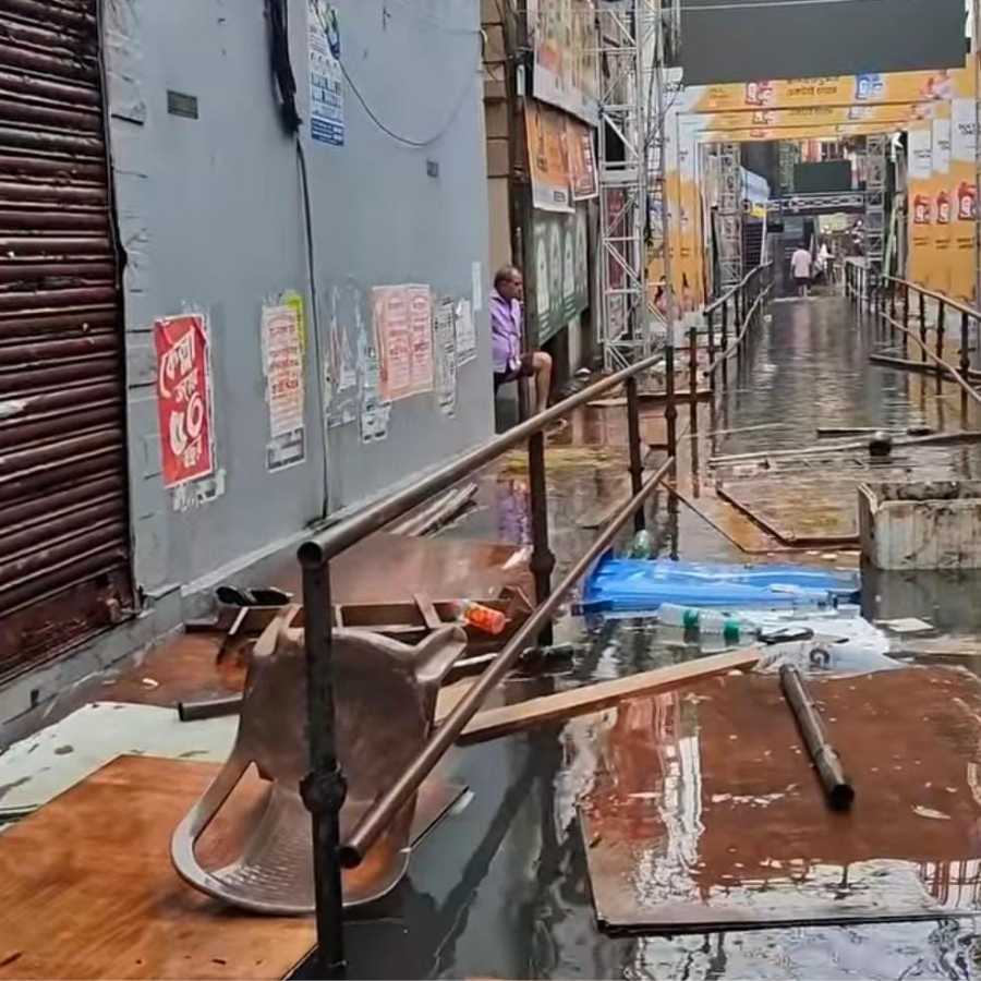  মণ্ডপের অবস্থা দেখে মন ভার স্থানীয়দেরও। 