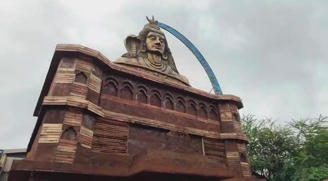 এই বছর ৭৪তম বর্ষে পা দিল দক্ষিণ কলকাতার আরও এক জনপ্রিয় পুজো, যোধপুর পার্ক। বৃষ্টিতে নিমজ্জিত শহরের অবস্থা দেখে চিন্তার ভাঁজ পুজোর সম্পাদক সুমন্ত রায়ের। 