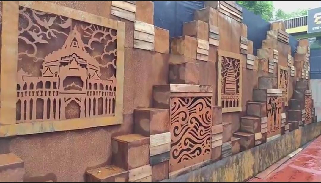 তাঁর কথায়, “মণ্ডপের কাজ কী ভাবে শেষ করব, নিজেই জানি না। কারণ এখনও অনেক অংশের কাজ বাকি। দেওয়ালসজ্জার কাজ বাকি।” 