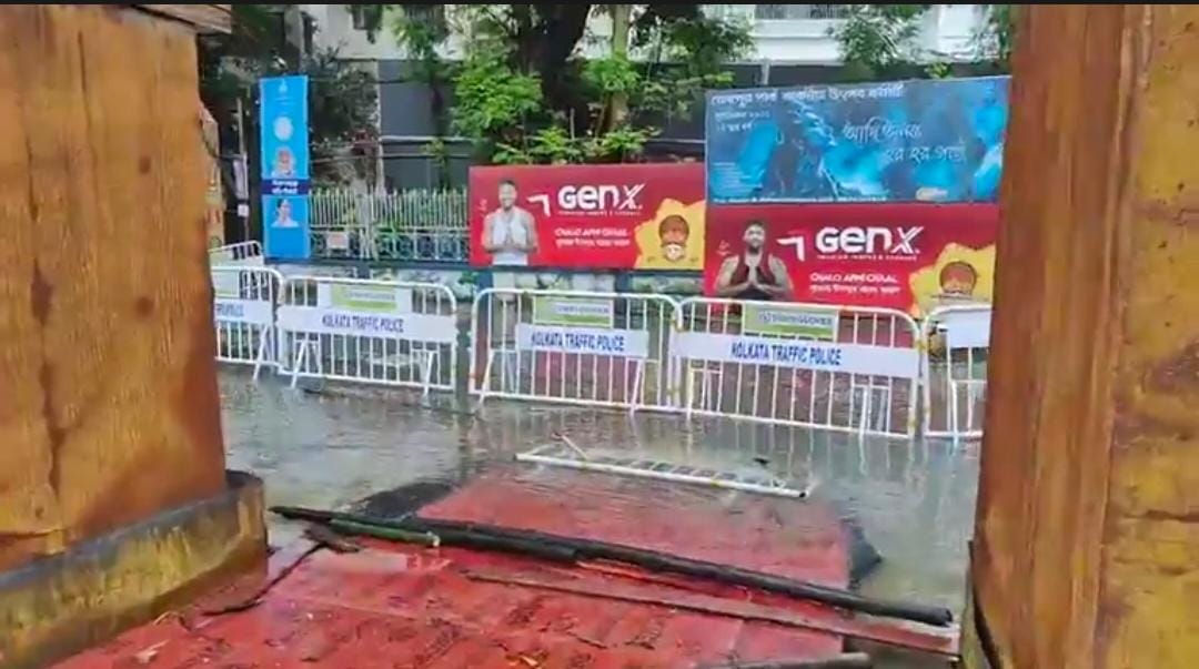 সুমন্ত রায়ের মতে, যে হারে বৃষ্টি চোখ রাঙাচ্ছে এবং রাস্তার অবস্থা ভয়াবহ রয়ে রয়েছে, এমন পরিস্থিতিতে মণ্ডপসজ্জার কাজ সম্পূর্ণ করা দুষ্কর। 