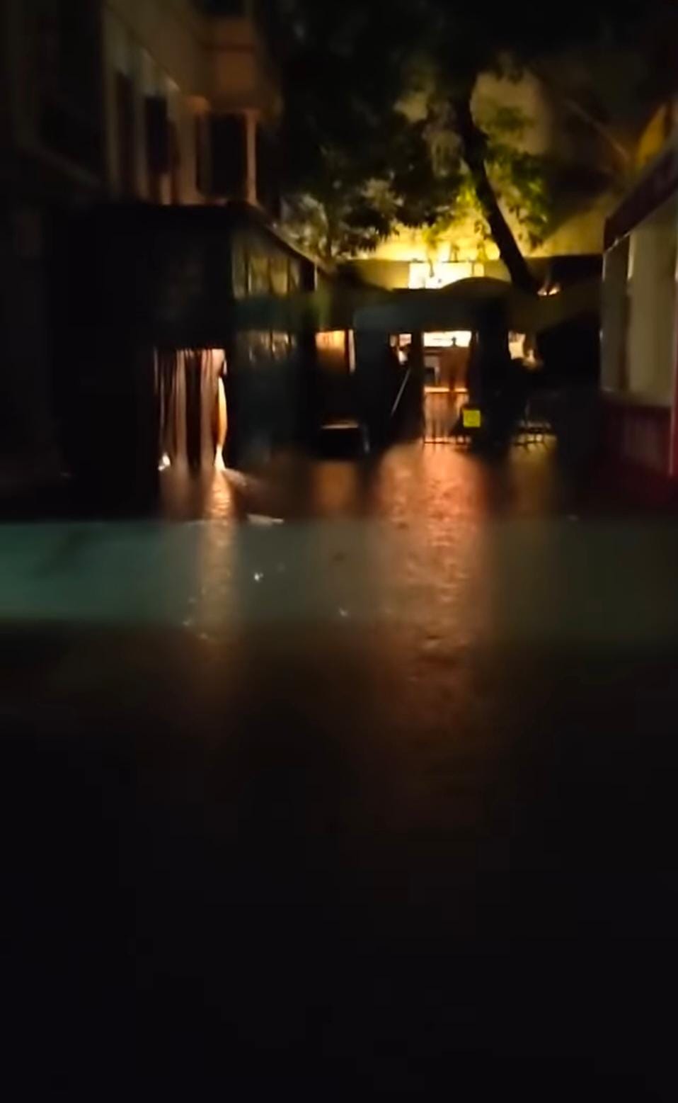 রাতভর বৃষ্টিতে ডুবে রয়েছে হাতিবাগান সর্বজনীন দুর্গোৎসব কমিটির মণ্ডপ। হাঁটু পর্যন্ত জমা জল। কী ভাবে কাটবে এই অচলায়তন। উত্তর অধরা! 