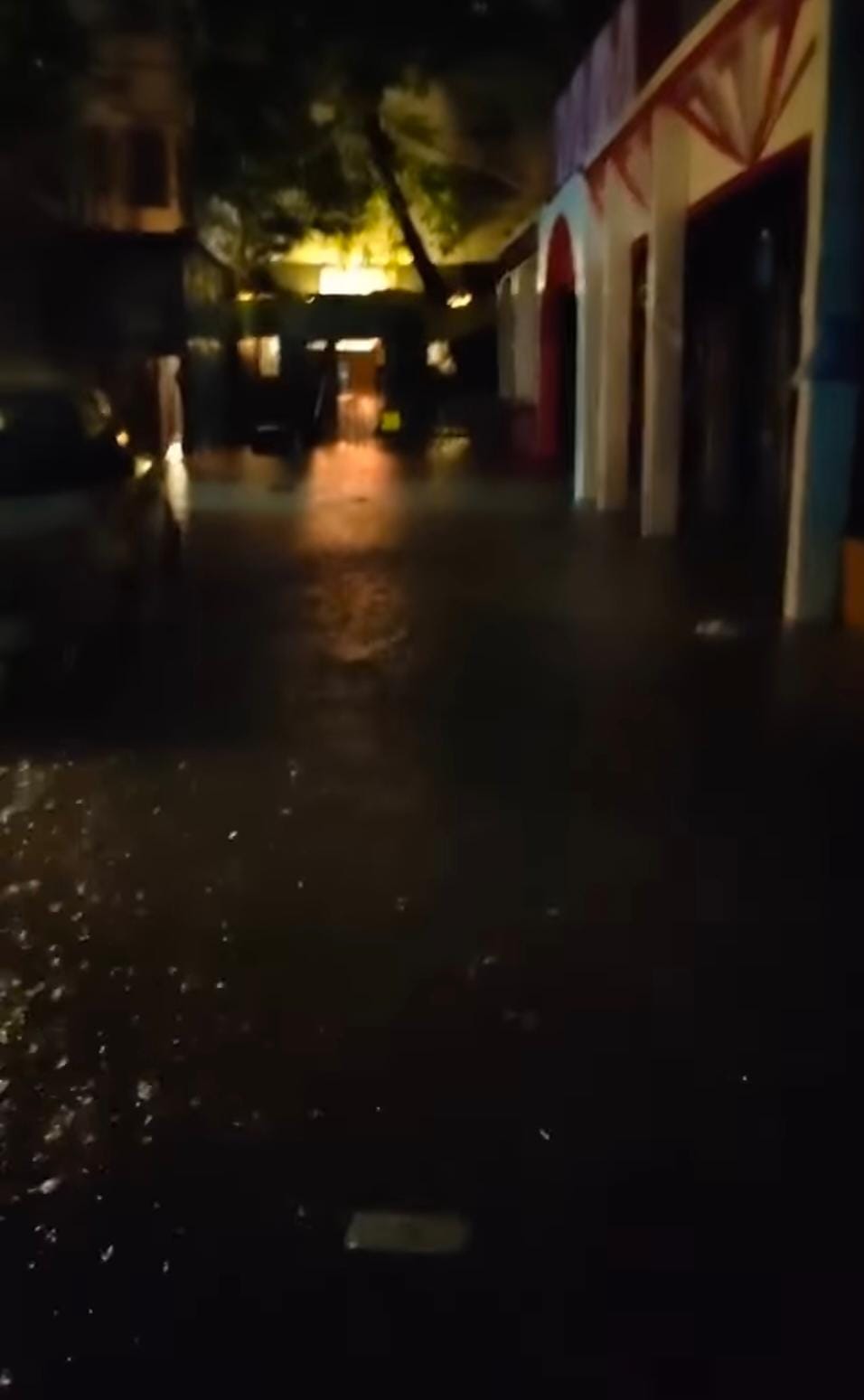 করুণ অবস্থা তেলেঙ্গাবাগান দুর্গোৎসব কমিটিরও। সামনের রাস্তা ডুবে রয়েছে জলে। 