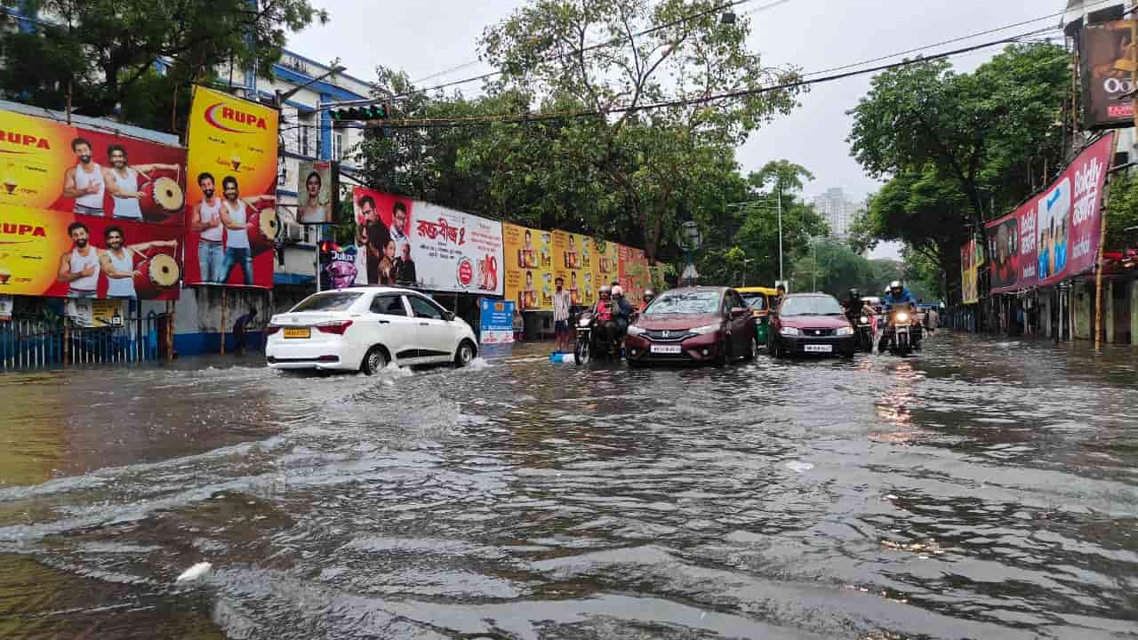 খাস কলকাতার রাস্তায় যাতায়াতের জন্য ভেলার সাহায্য নিচ্ছেন স্থানীয়রা। এই দৃশ্যও নাকি সম্ভব! এমনই অবস্থা গৌরীবাড়িতে। ( এই প্রতিবেদনটি ‘আনন্দ উৎসব’ ফিচারের একটি অংশ। )  