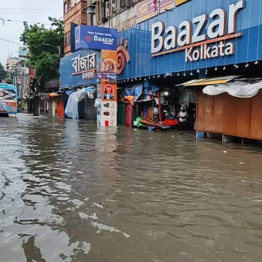 আবহাওয়া দফতর জানিয়েছে, সামনে আরও বৃষ্টির সম্ভাবনা রয়েছে। এই আশঙ্কায় হাতিবাগানের ব্যবসায়ীরা চিন্তায় রাতের ঘুম হারিয়েছেন। 