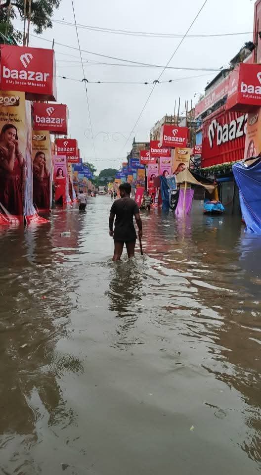 বৃষ্টির জল আর ড্রেনের নোংরা জল মিলেমিশে একাকার। দোকানের ভিতরে জল ঢুকে পড়ায় যেন পুজোর মুখে ভেসে গেল হাজারো স্বপ্ন। 