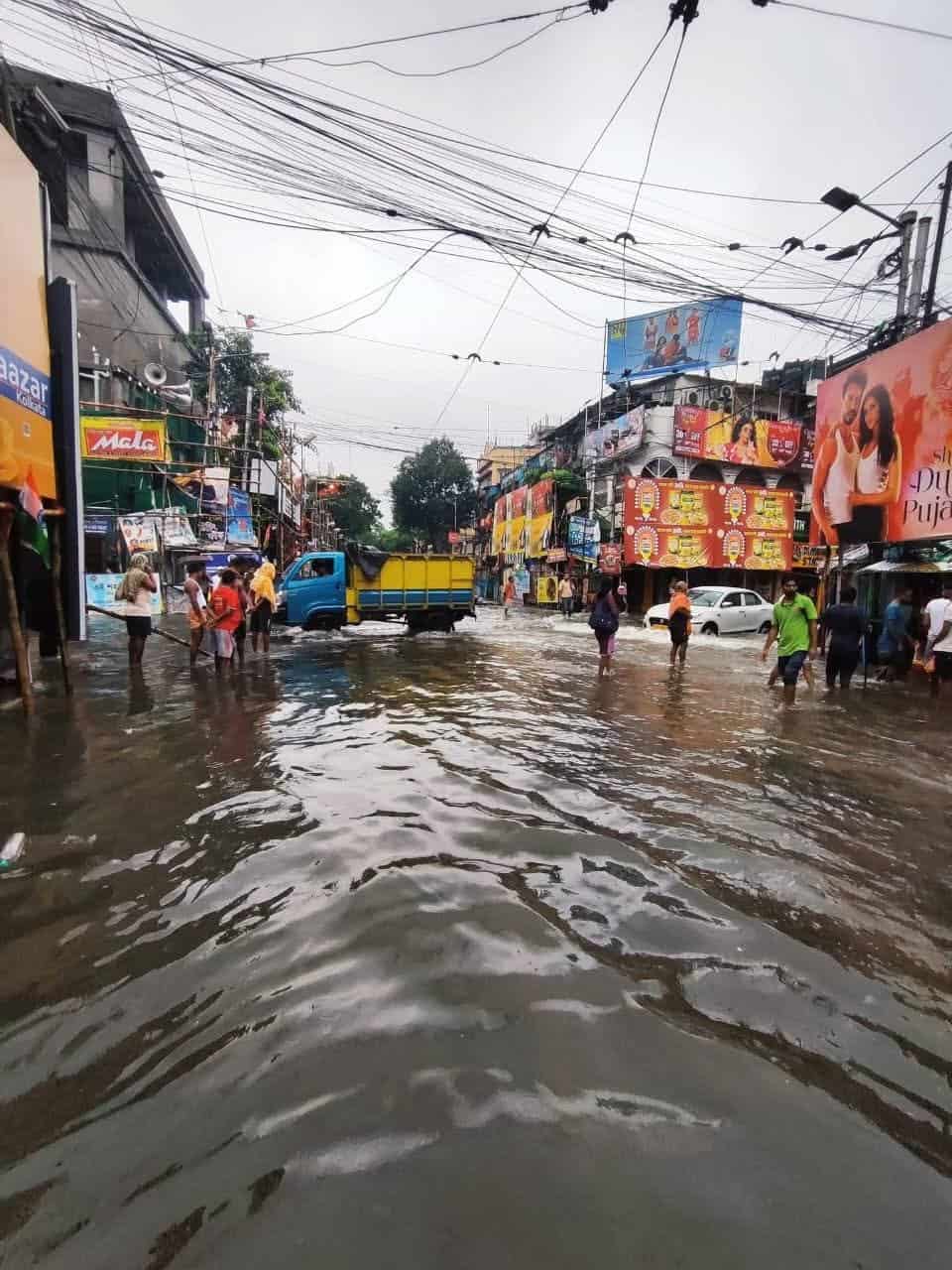 যে সমস্ত দোকানদার দুর্গাপুজো উপলক্ষে নতুন পণ্য তুলেছিলেন, তাঁদের মাথায় এখন হাত। বিপুল অঙ্কের জিনিস নষ্ট হয়ে গেছে। জলমগ্ন দোকানে দাঁড়িয়ে শুধু হা-হুতাশ করা ছাড়া আর কিছুই করার নেই তাঁদের। 