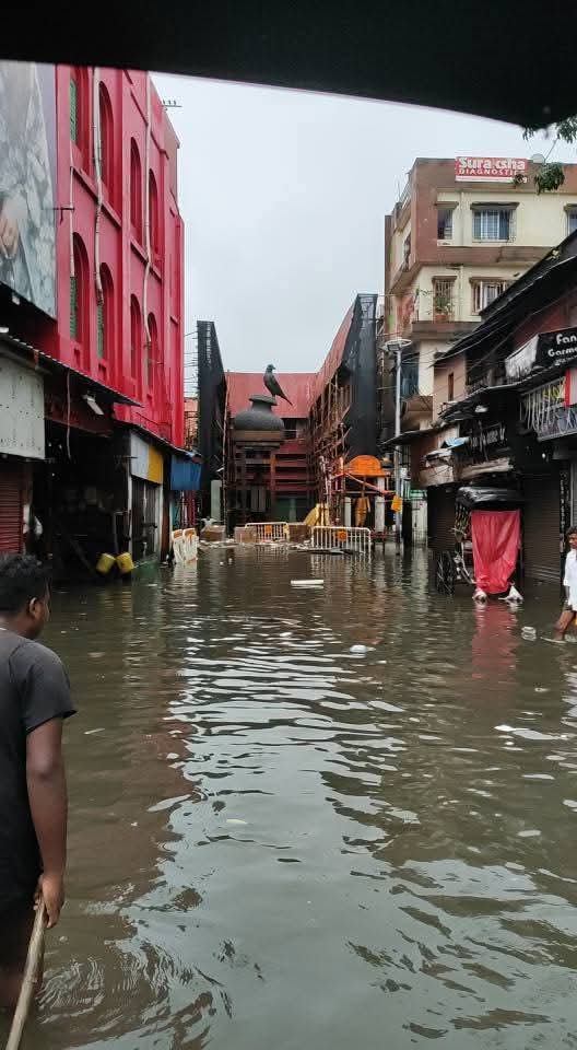মেট্রো পরিষেবাও আংশিক বন্ধ থাকায় শহরের জীবনযাত্রায় বড়সড় প্রভাব পড়েছে।