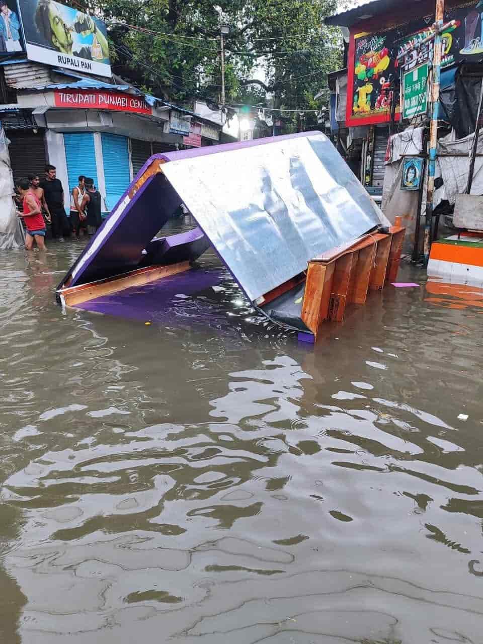 এই বৃষ্টির প্রভাব পড়েছে সারা কলকাতা জুড়েই। নিউ মার্কেট থেকে গড়িয়াহাট, প্রায় সব বাজারেই থমকে গেছে বিকিকিনি। এমনিতেই মহালয়ার আগে কেনাকাটার ভিড় ছিল কম। তার উপর এই বৃষ্টিতে ক্রেতার সংখ্যা আরও কমেছে।