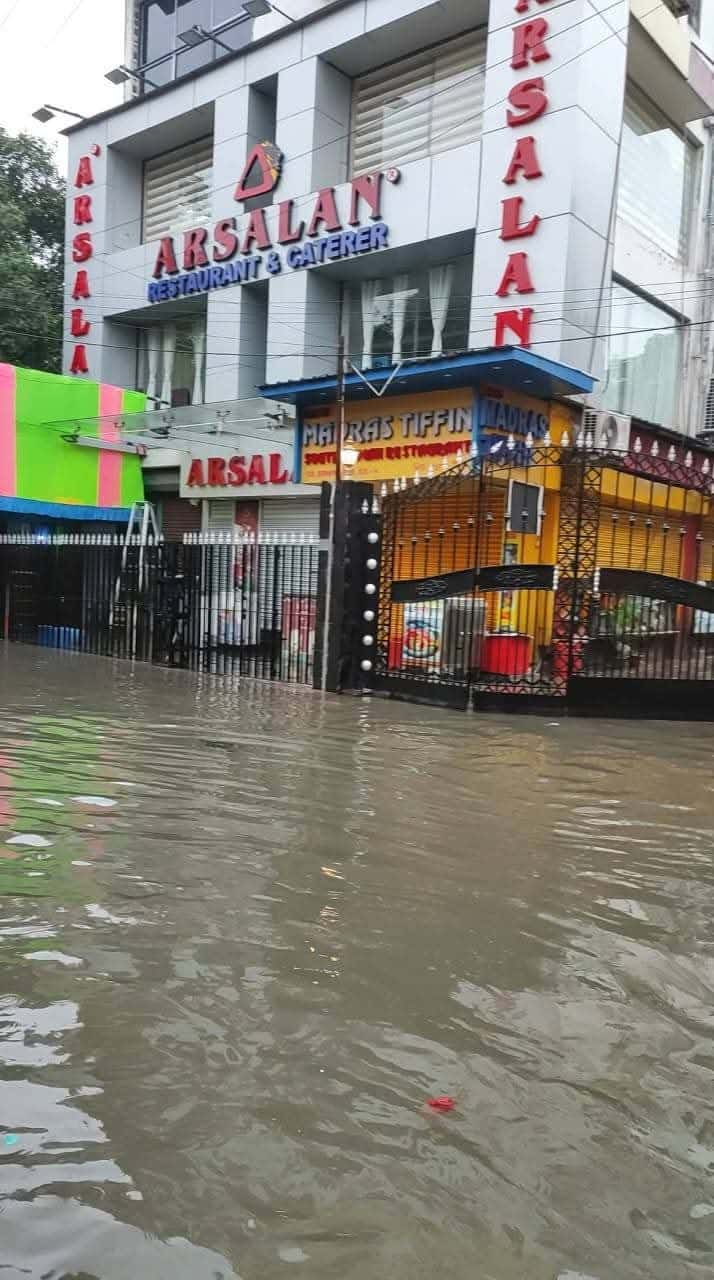 কলকাতা পুরসভা ও পুলিশ পরিস্থিতি নিয়ন্ত্রণে রাখার চেষ্টা করছে। জল নামাতে ম্যানহোল খোলা, স্রোত চালু রাখা এবং লক-গেট নিয়ন্ত্রণে নেওয়া হচ্ছে। এই জল যত ক্ষণে নামবে, তত ক্ষণে ব্যবসায়ীদের ক্ষতির পরিমাণ আরও বাড়বে বলেই আশঙ্কা করা হচ্ছে। 