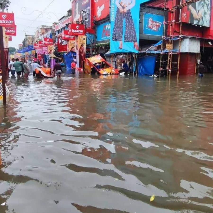 ক্ষয়ক্ষতির পরিমাণও ভয়াবহ। দক্ষিণ-পূর্ব কলকাতায় কয়েক ঘণ্টায় ২৫০–৩৩০ মিমি পর্যন্ত বৃষ্টি রেকর্ড হয়েছে। উত্তর কলকাতার ঠনঠননিয়ায় প্রায় ১৯৫ মিমি বৃষ্টি হয়েছে।  (এই প্রতিবেদনটি ‘আনন্দ উৎসব’ ফিচারের একটি অংশ।)