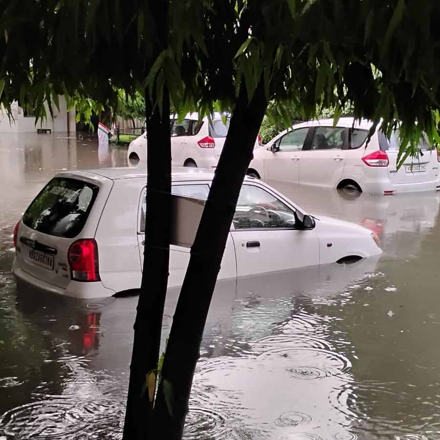 ৬ ঘণ্টার বৃষ্টিতে বিধ্বস্ত কলকাতা।