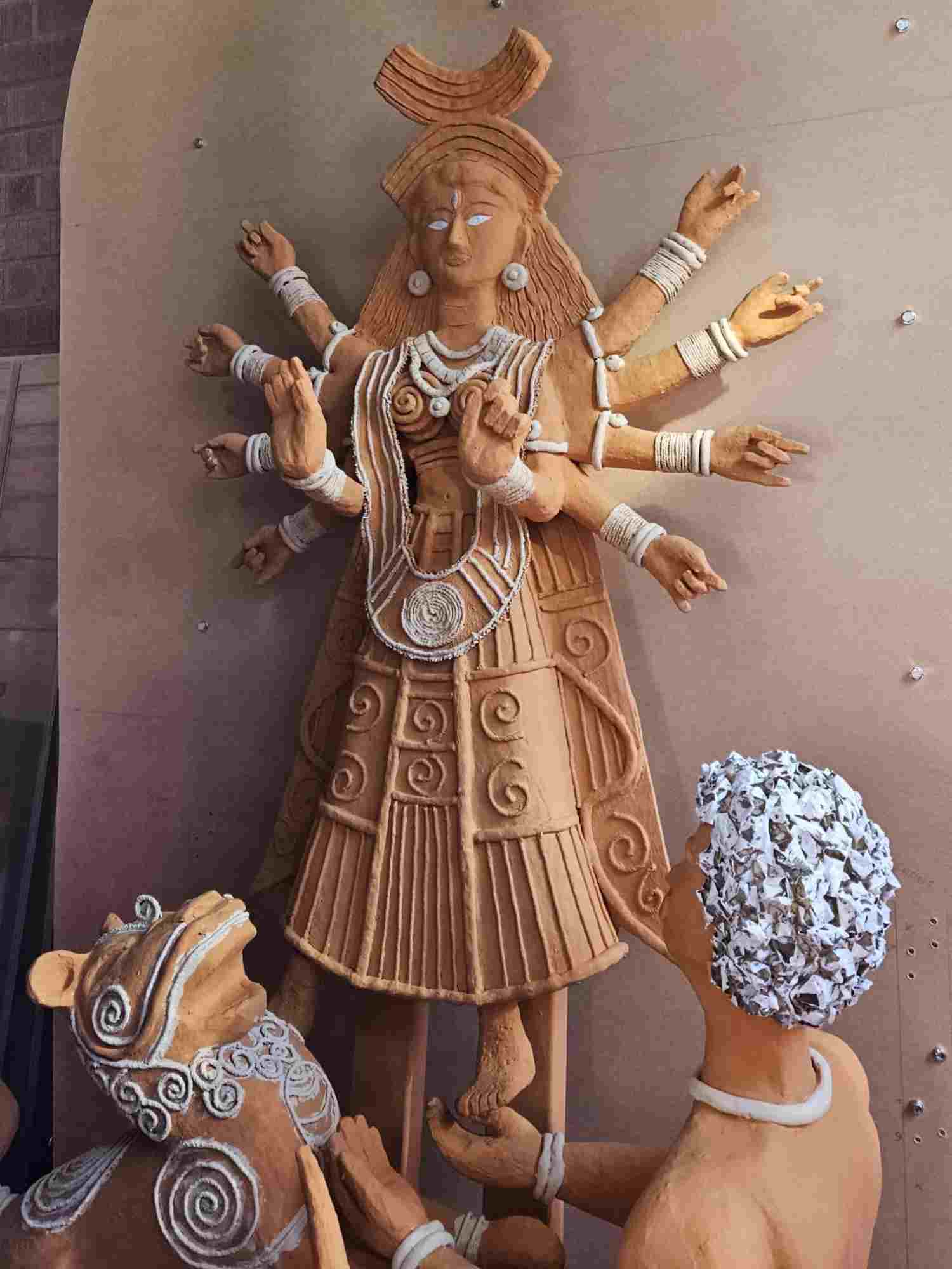 ওয়ারউইকে বসেই দুর্গামূর্তি নির্মাণ করছেন এক প্রবাসী বাঙালি।