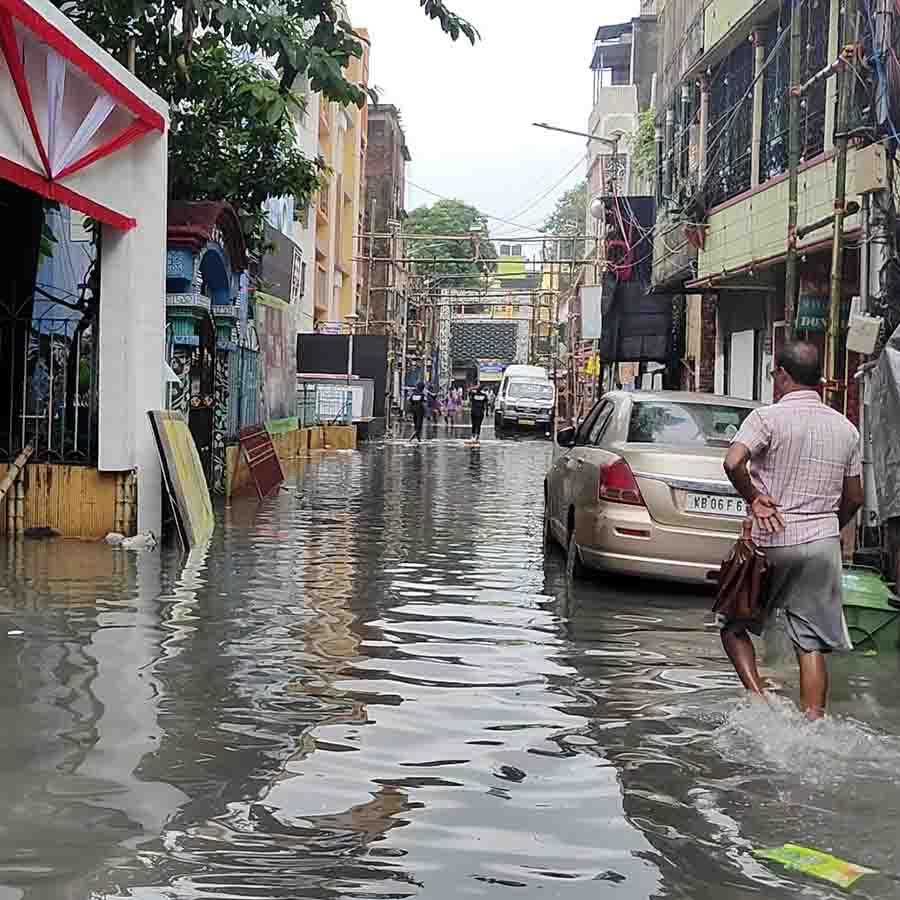 Heavy rain stalls Durga Puja preparations in Kolkata pandals dgtl