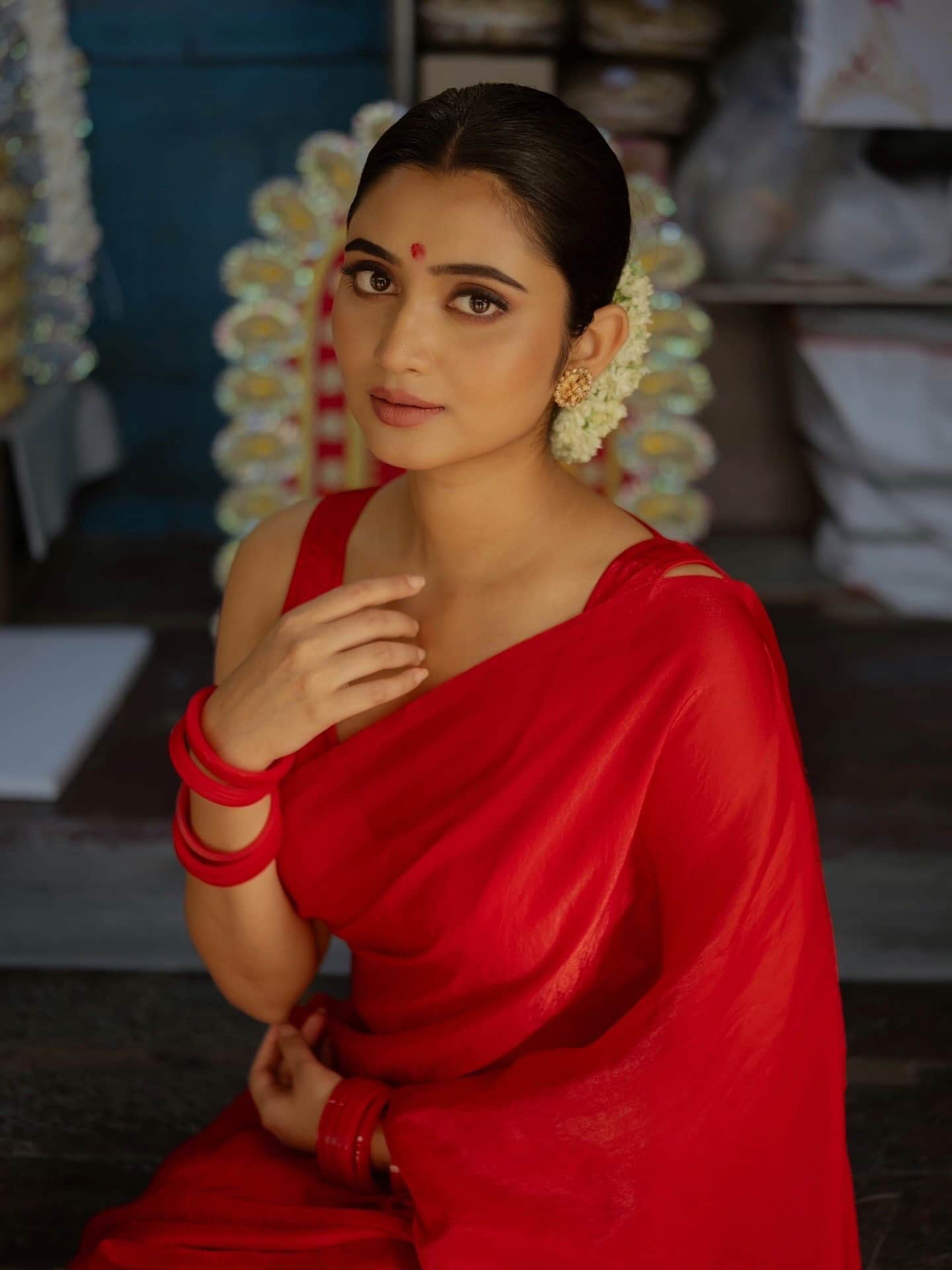 ছিমছাম সাজেও বজায় থাক স্নিগ্ধতা। অঙ্কিতার সাজ বলছে কিছুটা এমনই কথা। লাল স্লিভলেস ব্লাউজ়ের সঙ্গে লাল শিফন শাড়ি। সঙ্গে মানানসই কপালের লাল টিপ। 