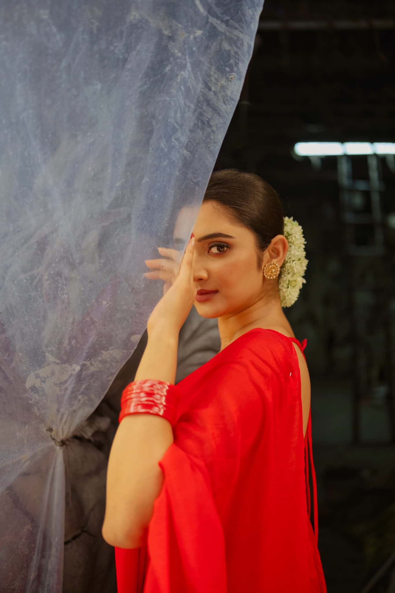 অলঙ্কার বলতে কানে ছোট সোনার দুল ও টানা হাত খোঁপার ফাঁকে জড়ানো জুঁই ফুলের মালা। অভিনেত্রীর মতোই হাতে গলিয়ে নিতে পারেন লাল কাচের চুড়ি। স্বল্প সাজেই আভিজাত্যের ছোঁয়া। 