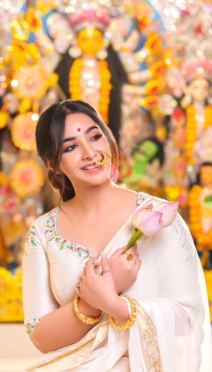 সাদা শাড়িতে সৃজলা গুহকে এক শব্দে বর্ণনা করতে হয়, তা হবে ‘অপরূপা’। সাদা ব্লাউজ়ের সঙ্গে সাদা সিল্ক, আর কোনও গয়নার প্রয়োজন আছে কি! 