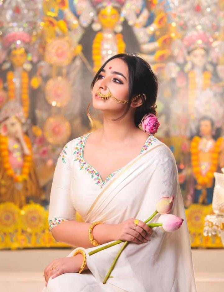 অভিনেত্রীর নাকের বড় নথ এবং খোঁপায় গোঁজা দুধে-আলতা পদ্মই নিয়ে আসবে প্রচারের আলোয়। 