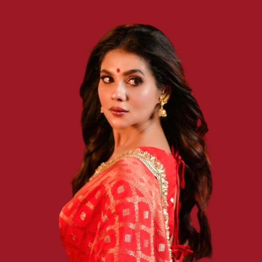 সামান্য একজোড়া সোনার ঝুমকো এবং হাতের লাল চুড়ি। অথচ তাতেই অপরূপা হয়ে উঠেছেন তিনি। 