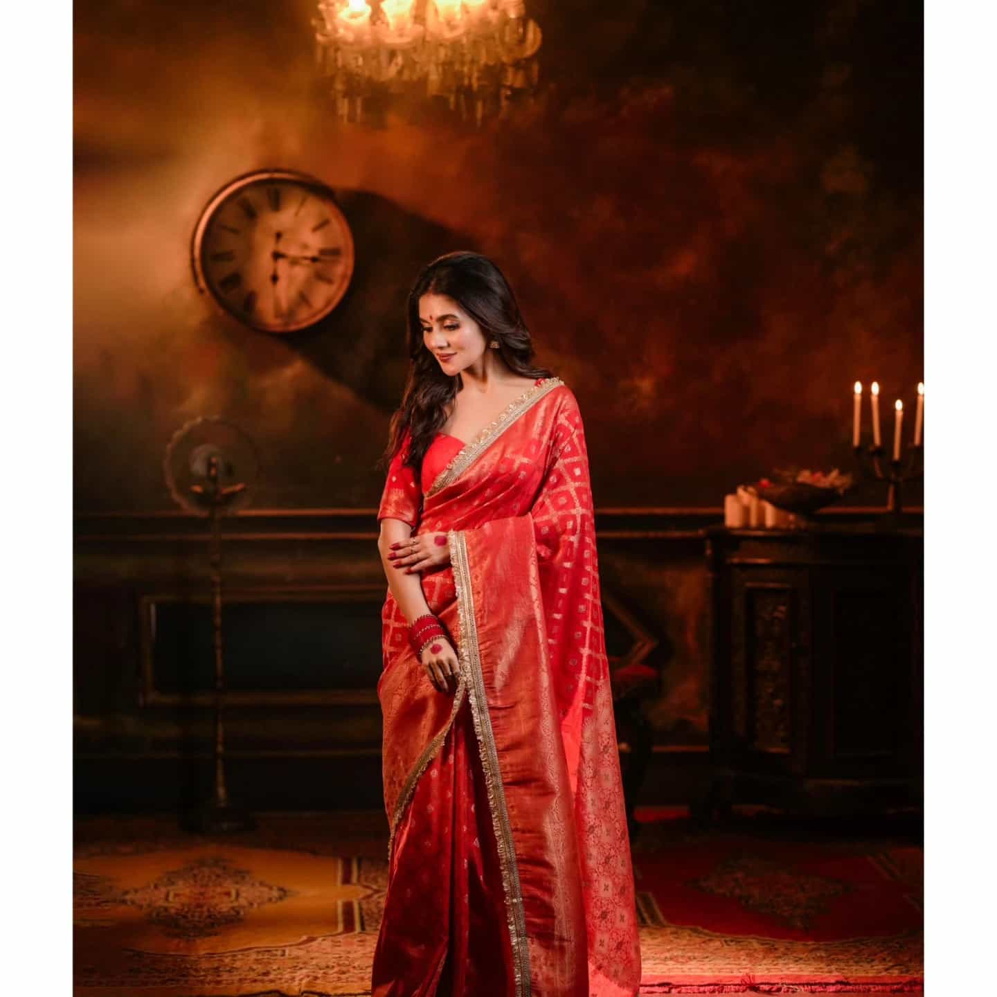 ফ্যাশনের খাতায় লালের মাহাত্ম্যই আলাদা। অভিনেত্রী পায়েল সরকারকেই দেখুন। গায়ে ভারী কোনও অলঙ্কারের বাহার নেই। 