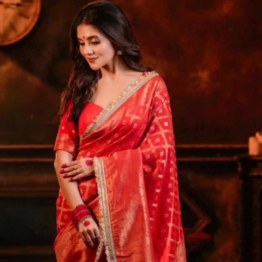  হাতে লাল আলতা দিয়ে নকশা তুলতে পারলেও মন্দ লাগবে না।  ( এই প্রতিবেদনটি ‘আনন্দ উৎসব’ ফিচারের একটি অংশ। )  