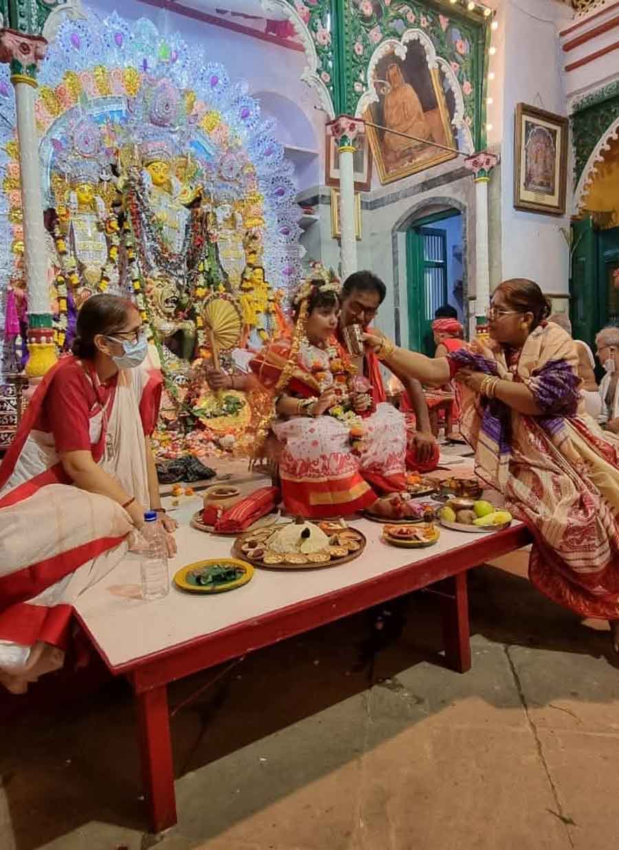 Traditional Daw Bari Durga Puja of Kolkata is known for it’s many special aspects 