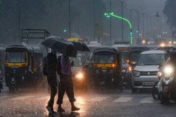 কিন্তু বর্ষার এই নোংরা জল পেরিয়ে কাজে যাওয়া আসা করায় ত্বকের ক্ষতি হওয়ার তুমুল সম্ভাবনা রয়েছে। 