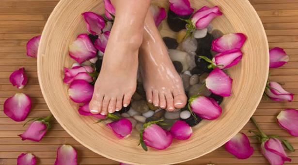 পুজোর মুখে এমন কিছু রোধ করতে, ত্বককে ভাল রাখতে, সংক্রমণ ঠেকাতে কী করণীয় চলুন জেনে নেওয়া যাক। 