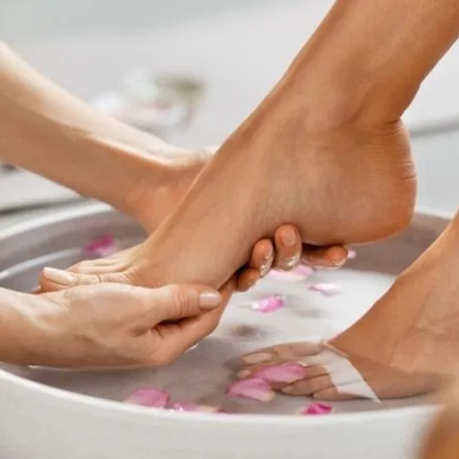 এ দিন বাড়ি ফিরে সবার আগে উচিত পা ভাল করে ধোয়া। এবং অবশ্যই সাবান বা বডি ওয়াশ দিয়ে। 