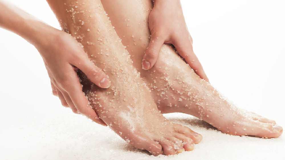 কেবল গরম জলে পা ডুবিয়ে রাখা নয়, স্ক্রাবার দিয়ে পা ভাল করে ডলে নিলে জমে থাকা ময়লা দূর হবে। 