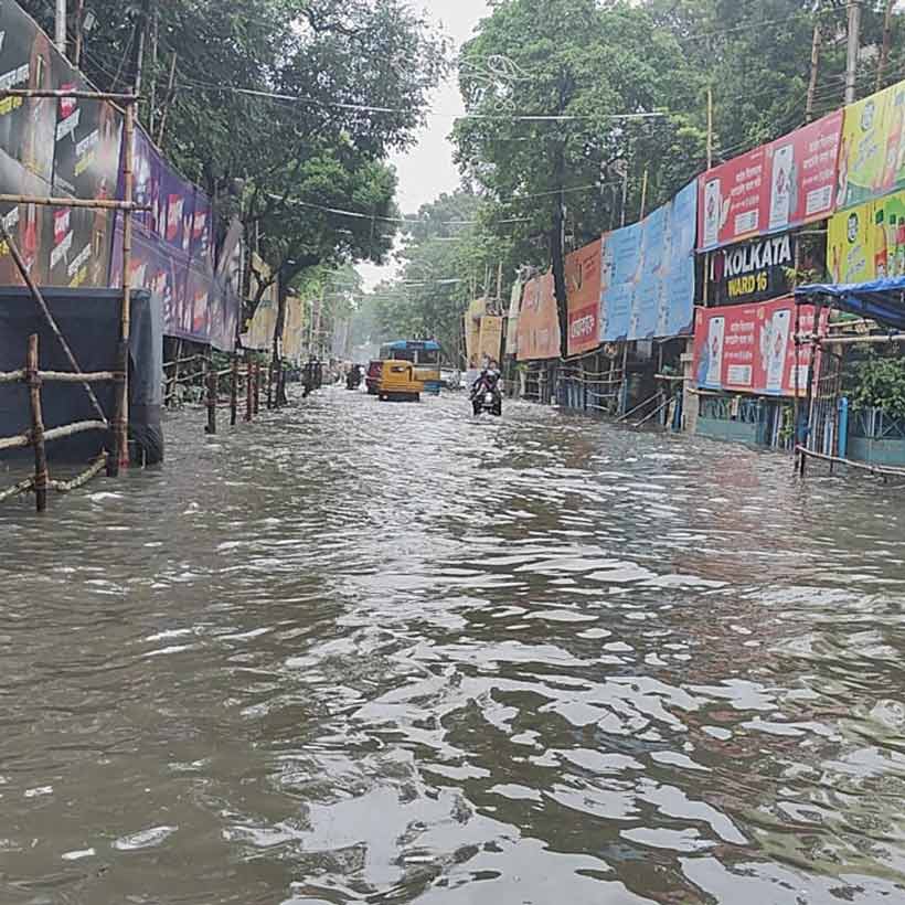 ঠাকুর দেখতে বেরোনোর আগে খোঁজ নিন যে দিকে যাবেন ঠিক করেছেন সে দিকে কোথাও জল জমে আছে কিনা, বা রাস্তার কী অবস্থা। সেই অনুযায়ী পরিকল্পনা সাজান। যদি কোথাও জল জমে থাকে তা হলে সেই দিকে না গিয়ে বরং অন্য কোনও দিকে যান ঠাকুর দেখতে। 