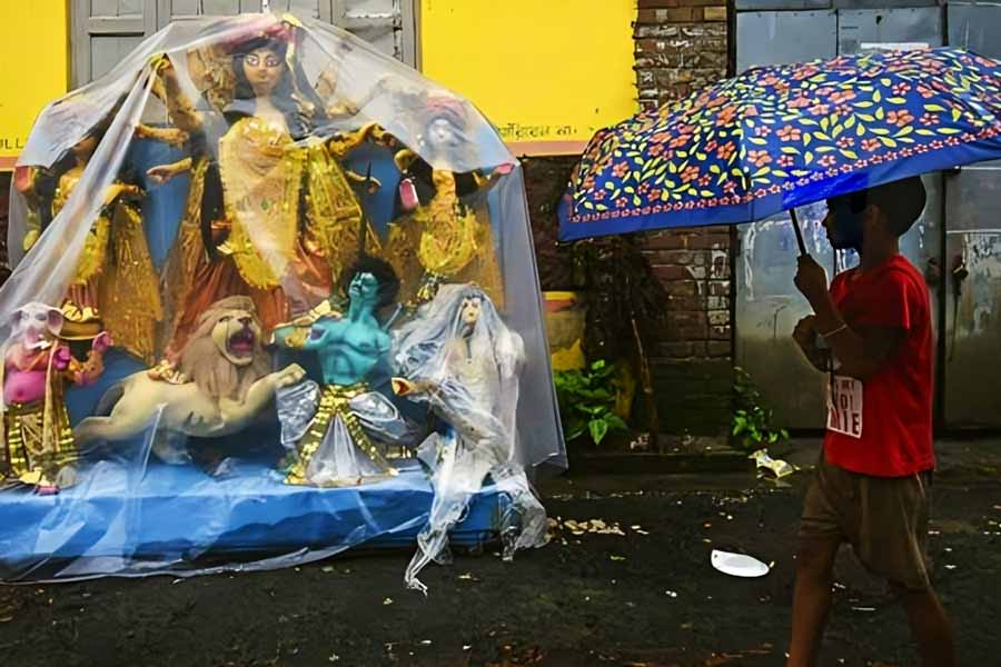 পুজোর আগেই বৃষ্টি ট্রেলার দেখিয়ে দিল। আগামীতেও নিম্নচাপের সম্ভাবনা রয়েছে। কিন্তু তাই বলে কি বছরের এই চারটে দিন ঘরে বসে থাকলে চলে! বৃষ্টি হলেও কী ভাবে, কোন কোন জিনিস মাথায় রেখে ঠাকুর দেখতে যেতে পারবেন চলুন জেনে নেওয়া যাক। 