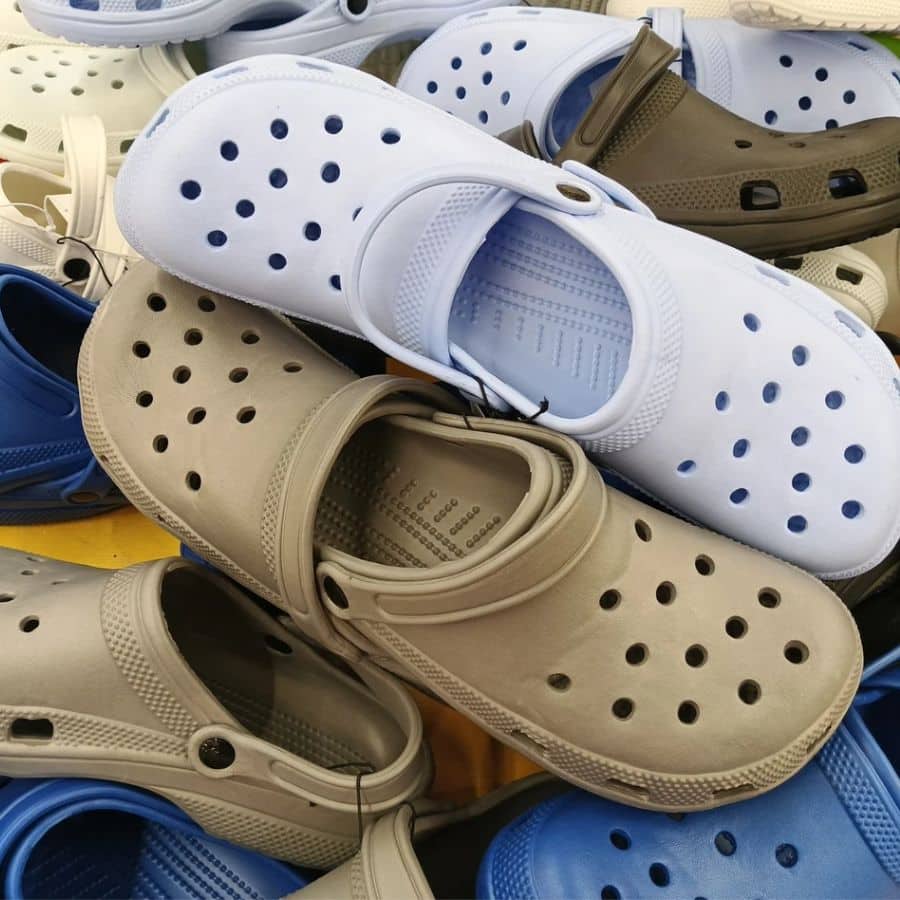 এমন জুতো পরে ঠাকুর দেখতে বেরোন যাতে জল জমলেও অসুবিধা না হয়। আজকালকার ট্রেন্ডিং ক্রক্স বা প্লাস্টিকের জুতো এই সময়ের জন্য উপযুক্ত। চামড়ার জুতো এড়িয়ে যাওয়াই ভাল। 