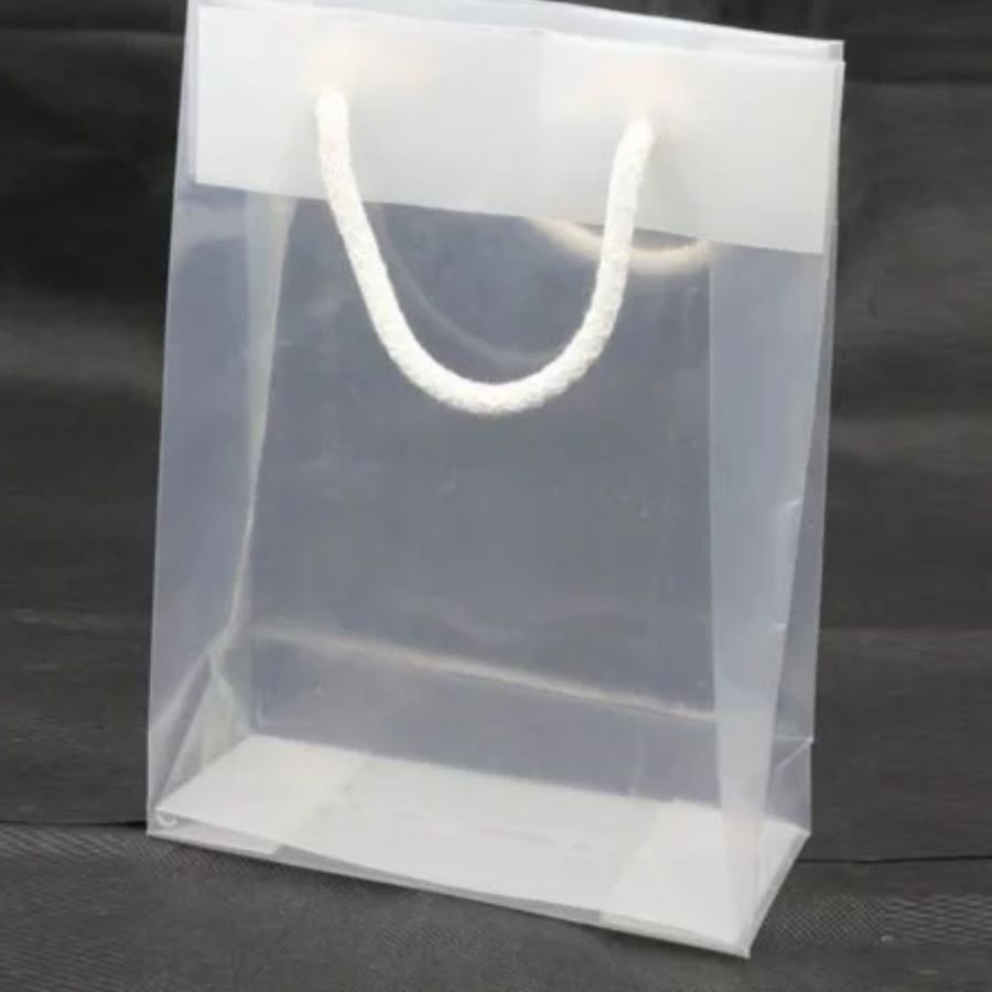 ব্যাগে প্লাস্টিক রাখুন যাতে আচমকা বৃষ্টি এলে ব্যাগ, পার্স/ওয়ালেট বা ফোন তাতে ঢুকিয়ে নিরাপদে রাখতে পারবেন। 