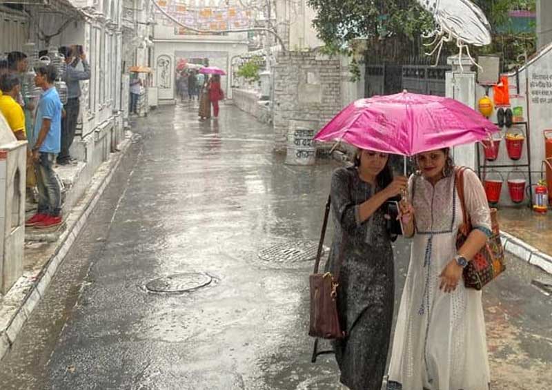 ঠান্ডা যাতে না লাগে সেই দিকে নজর দিন। বৃষ্টি ভেজা এড়িয়ে চলুন। অল্প বৃষ্টি হলেও দ্রুত কোনও ছাউনির নিচে আশ্রয় নিন, ঢুকে পড়ুন মণ্ডপে। 