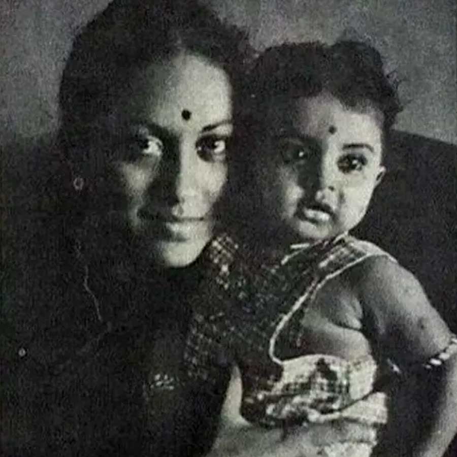 শিশু অভিনেত্রী হিসাবে কাজ শুরু করেছিলেন ইন্ডাস্ট্রিতে। চল্লিশ থেকে ষাটের দশকে বড় পর্দায় কেরিয়ার গড়ে তুলেছিলেন তিনি। মুখ্যচরিত্রে অভিনয়ের সুযোগ পেলেও বিশেষ খ্যাতি পাননি। পার্শ্বচরিত্র অথবা দ্বিতীয় নায়িকা হিসাবে অভিনয় করে গিয়েছেন। ব্যক্তিগত ক্ষেত্রেও বার বার বিচ্ছেদ এবং বিশ্বাসঘাতকতার ঢেউ আছড়ে পড়েছিল অভিনেত্রী পুষ্পাভাল্লির জীবনে। বিবাহবিচ্ছেদ, বিবাহ-বহির্ভূত সম্পর্ক থেকে আবার দ্বিতীয় বার সংসার বাঁধা— বলিউডের জনপ্রিয় অভিনেত্রী রেখার মা ছিলেন চর্চার কেন্দ্রবিন্দু।