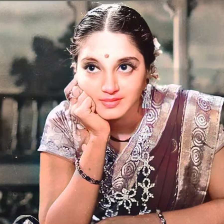 ১৯২৬ সালের জানুয়ারি মাসে অন্ধ্রপ্রদেশের পেন্তাপুড়ু গ্রামে জন্ম পুষ্পাভাল্লির। তাঁর সম্পূর্ণ নাম কান্দালা বেঙ্কট পুষ্পাভাল্লি তায়ারাম্মা। শৈশব থেকেই অভিনয় করতে শুরু করেন পুষ্পাভাল্লি। মাত্র ন’বছর বয়সে ‘সম্পূর্ণ রামায়ণম’ নামের একটি দক্ষিণী ছবিতে সীতার চরিত্রে অভিনয় করেছিলেন তিনি।