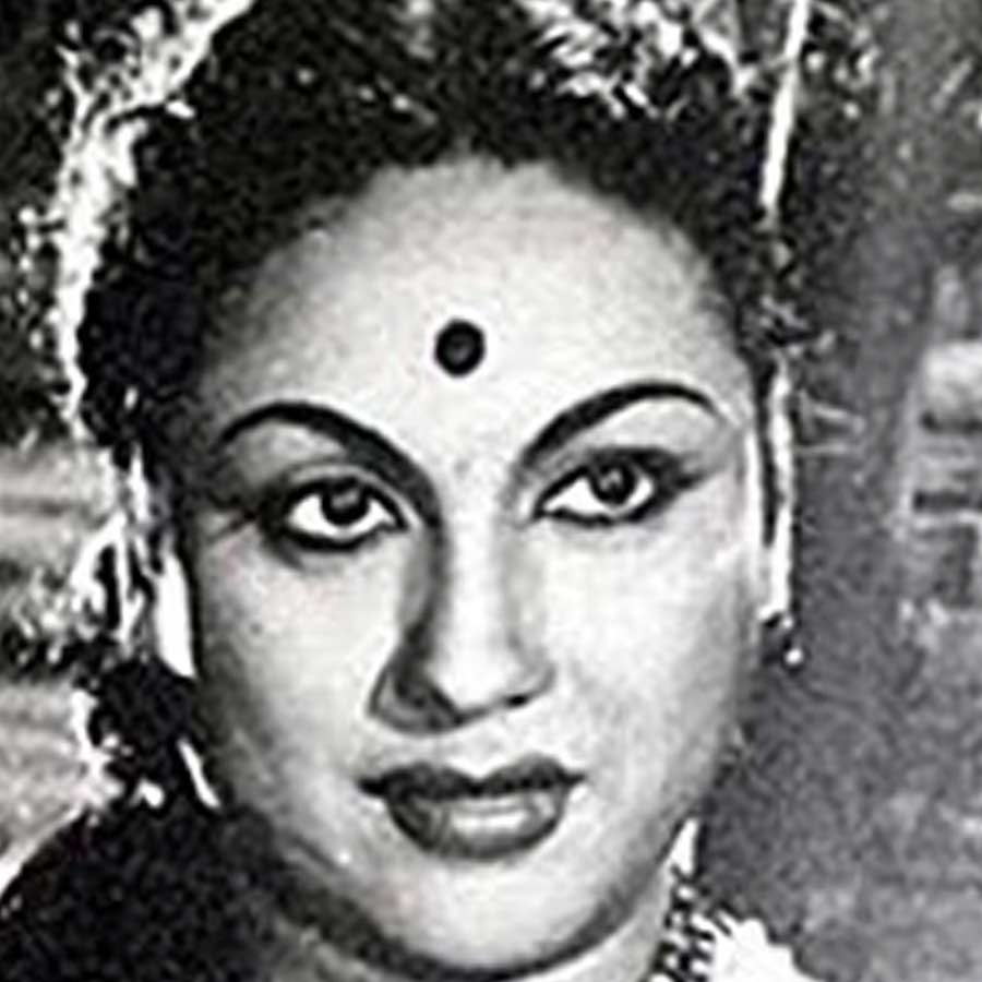 মাত্র তিন দিনের জন্য ‘সম্পূর্ণ রামায়ণম’ ছবিতে অভিনয় করেছিলেন পুষ্পাভাল্লি। তিন দিনের পারিশ্রমিক হিসাবে সেই সময় ৩০০ টাকা পেয়েছিলেন তিনি। মুখ্যচরিত্রে তখন অভিনেতারা যে পরিমাণ পারিশ্রমিক পেতেন, পুষ্পাভাল্লি প্রায় তার সমান উপার্জন করেছিলেন।