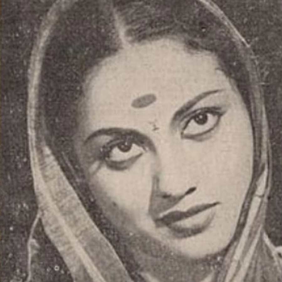 ১৯৩৬ সালে মুক্তি পায় ‘সম্পূর্ণ রামায়ণম’ ছবিটি। তার পর একাধিক তামিল এবং তেলুগু ছবিতে শিশু অভিনেত্রী হিসাবে অভিনয় করেছিলেন পুষ্পাভাল্লি। অভিনয়ের জন্য পড়াশোনার ক্ষতি হত তাঁর। নিয়ম মেনে স্কুলেও যেতে পারতেন না তিনি। কিন্তু অভিনয় ছাড়ার ইচ্ছা ছিল না পুষ্পাভাল্লির।