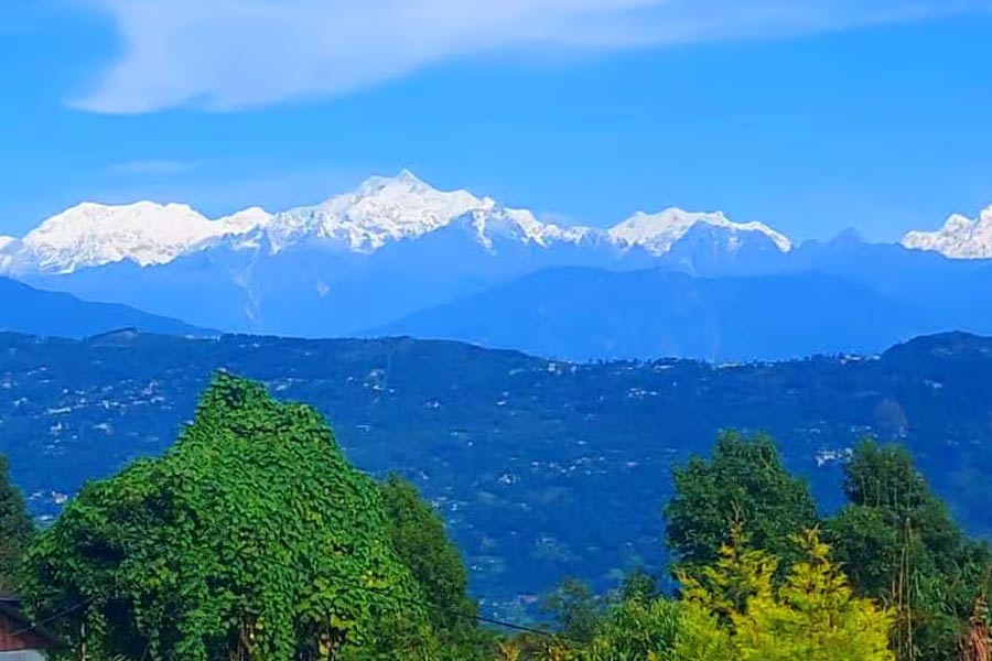 মেঘমুক্ত দিনে কাফেরগাঁও থেকে দৃশ্যমান হয় কাঞ্চনজঙ্ঘা।