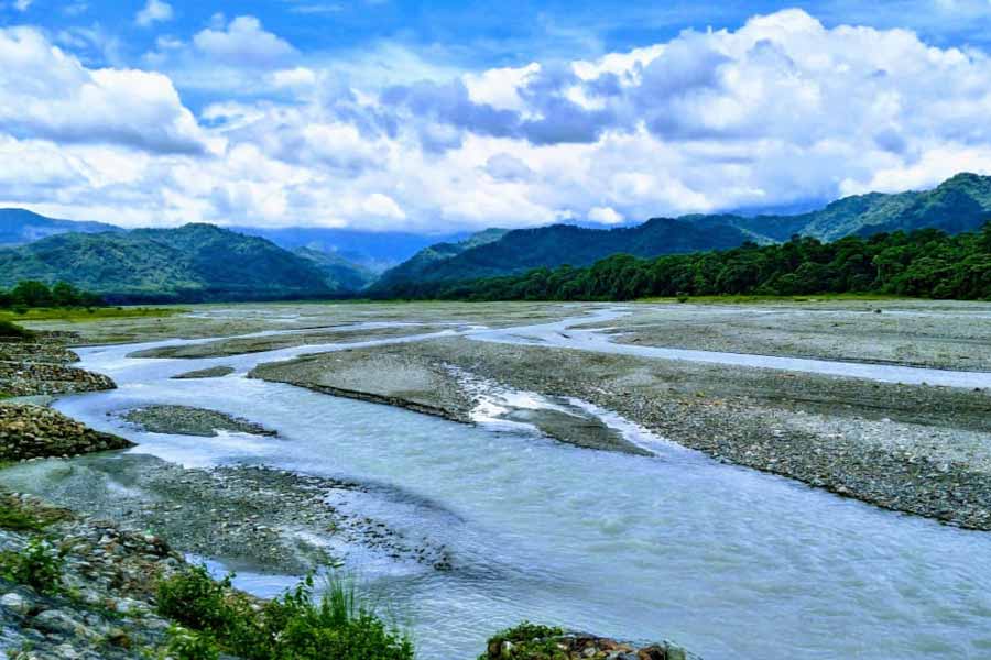 গুলমায় উপভোগ করুন মহানন্দার সৌন্দর্য।