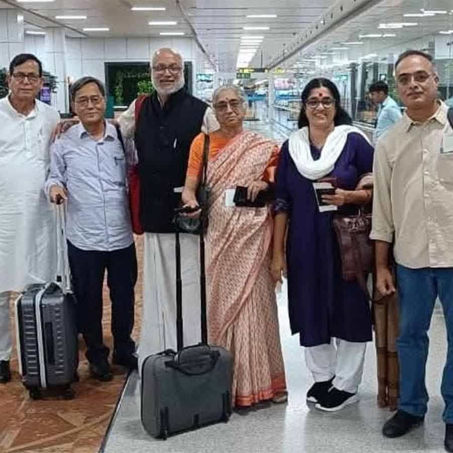 চিন যাওয়ার পথে বিমানবন্দরে সিপিএমে র প্রতিনিধিদল।