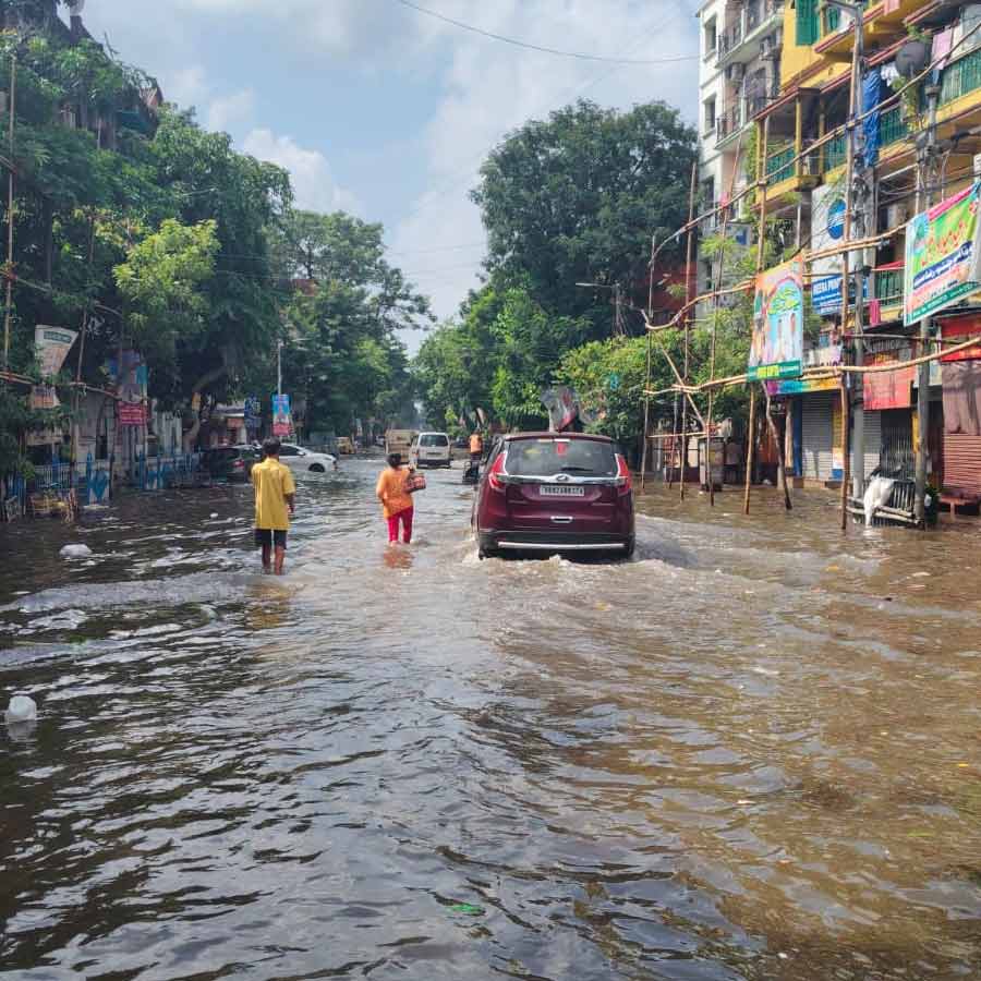 A person shared his experience of waterlogged situation due to heavy rainfall in Kolkata
