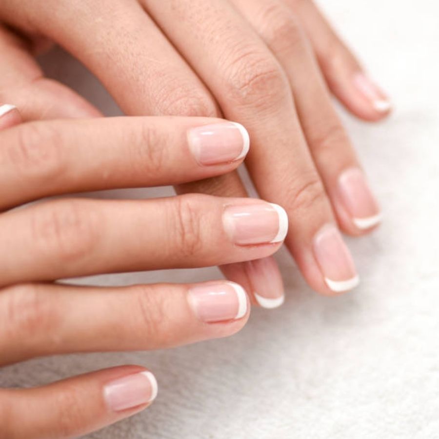 সাময়িক সৌন্দর্যের জন্য দীর্ঘস্থায়ী ক্ষতি করে ফেলছেন না তো? কৃত্রিম সমাধান নয়, পুজোর আগে প্রাকৃতিক নিয়মেই নিন নখের যত্ন। 