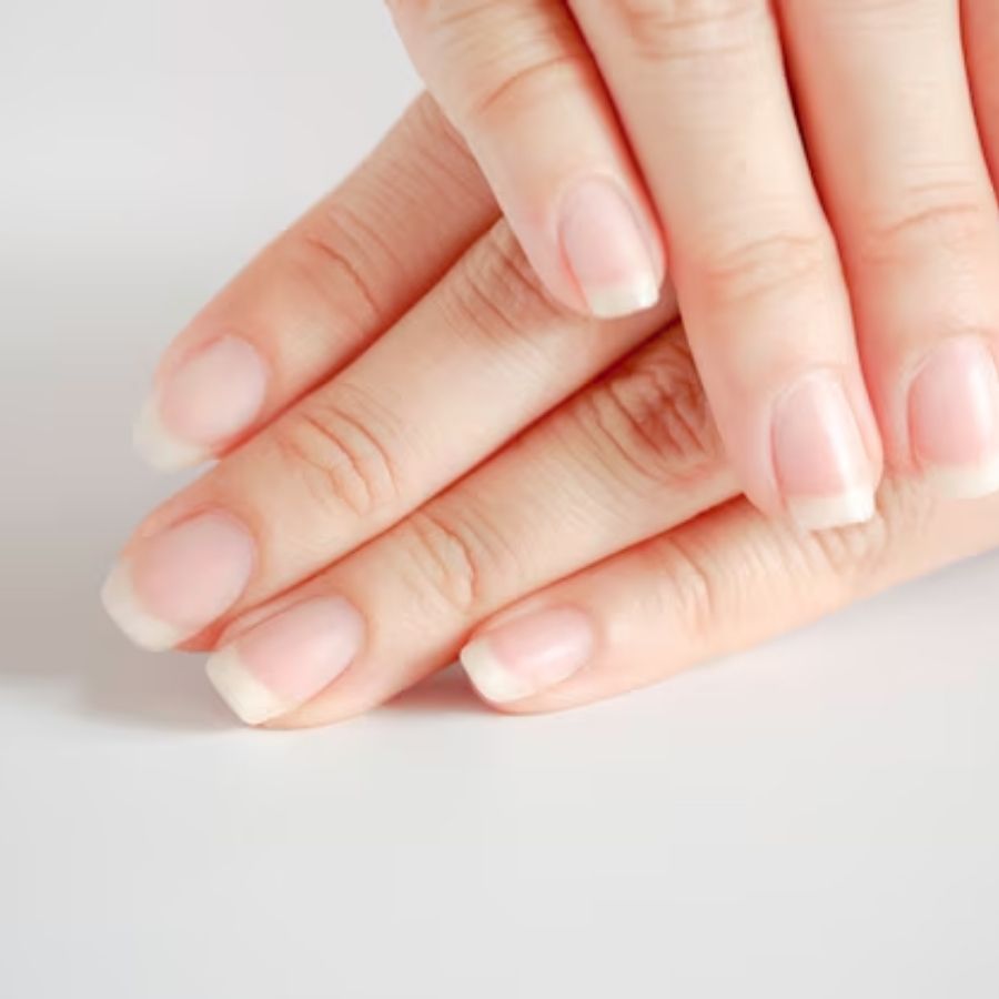 যতটা পারবেন নখকে শুকনো রাখবেন। ভিজে নখের গোড়া ছত্রাকের আঁতুড়ঘর। এর ফলে নানা সংক্রমণ দানা বাঁধে এবং সেই সঙ্গে নখ বড় হতেও সময় লাগে। 