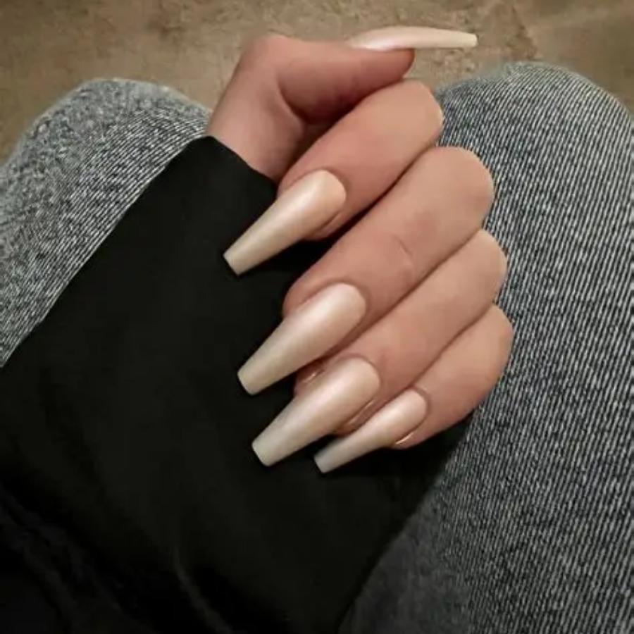 অতিরিক্ত বড় নখের জন্য যত্নেরও প্রয়োজন হয় একটু অতিরিক্ত। সেই অবকাশ না পেলে নখ বড় না করাই ভাল। বেশি বড় নখে অনেক সময় ব্যাকটেরিয়া বাসা বাঁধে। এ ছাড়া খাবারের সঙ্গে নোংরা পেটে যাওয়ার সম্ভাবনাও এ ক্ষেত্রে বেশি।   