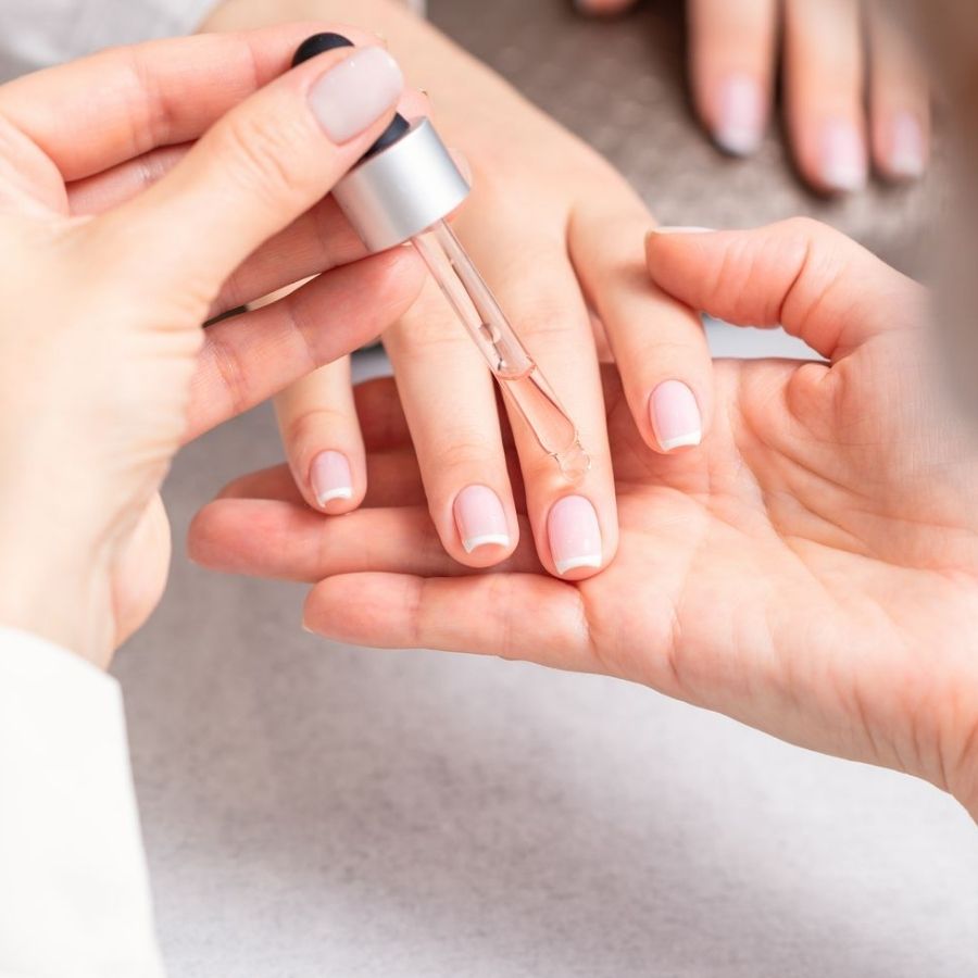 ‘কিউটিক্‌ল অয়েল’ নখের পরিচর্যার ক্ষেত্রে গুরুত্বপূর্ণ। ভিটামিন ই যুক্ত তেল মাসাজ করুন। ফল পাবেন। 