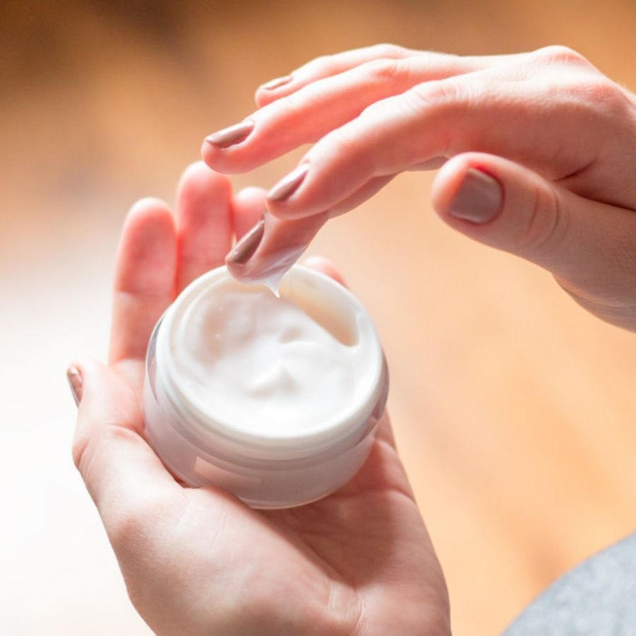 সারা দিনের কাজের ফাঁকে নখে ময়শ্চারাইজ়ার লাগানো দরকার। 