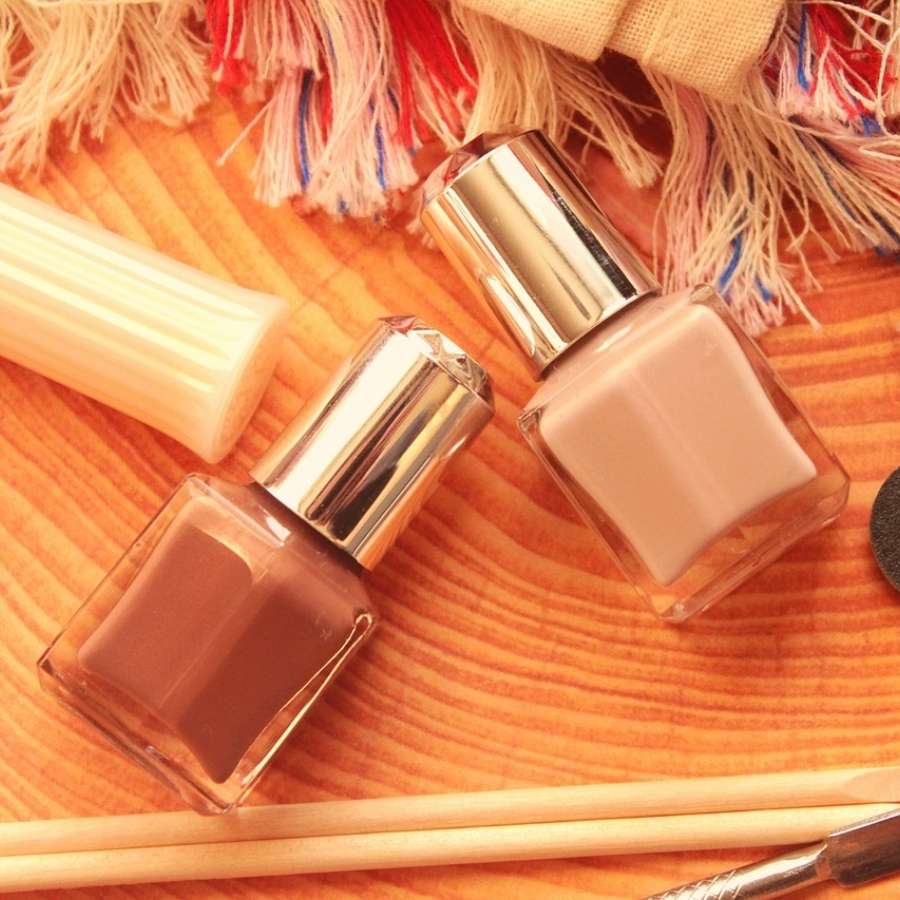 নেলপলিশ পরতে কে না ভালবাসেন। তবে জানেন কি, এর মধ্যে থাকা রাসায়নিক কিন্তু নখের ক্ষতির অন্যতম কারণ। একটু দাম দিয়ে পরিবেশবান্ধব নেলপলিশ কিনতে পারেন। রিমুভার কেনার সময়ে খেয়াল রাখবেন তাতে যেন ভিটামিন ই থাকে। 