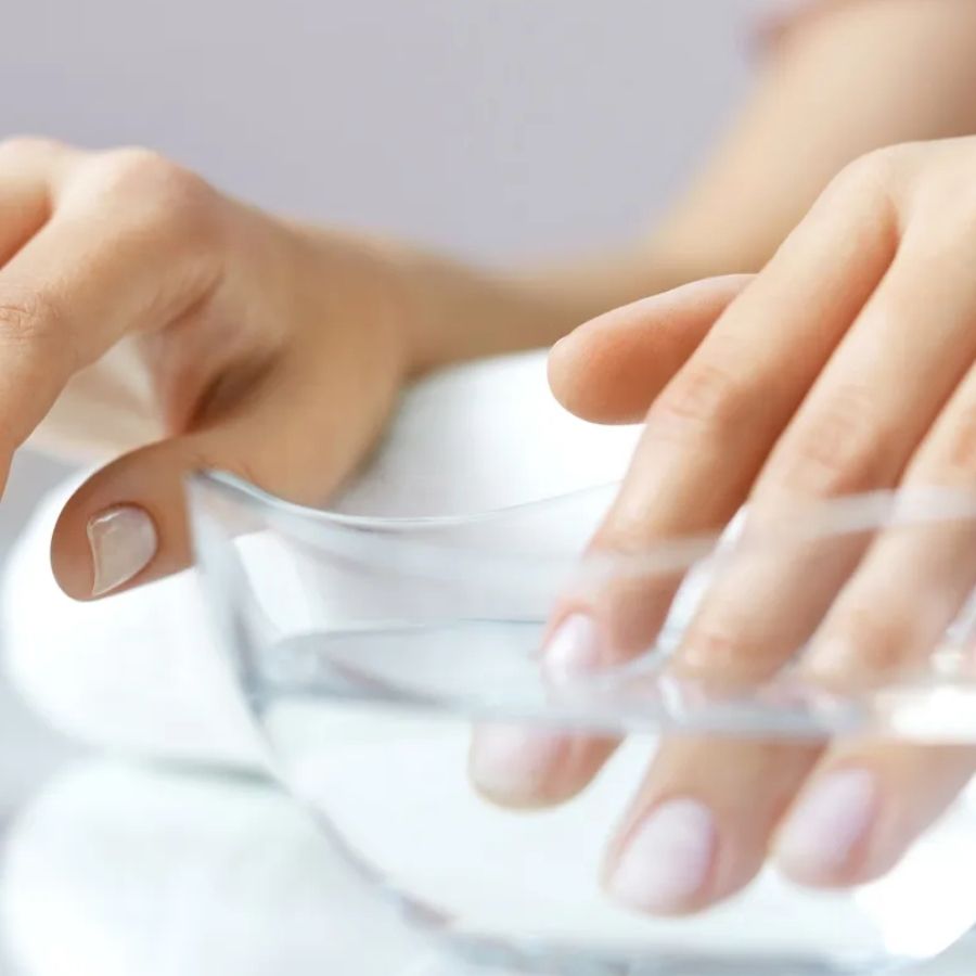 অবসর সময়ে উষ্ণ গরম জলে নখ ভিজিয়ে রাখলে জমে থাকা ব্যাক্টেরিয়া নষ্ট হয়ে যায়। নরম হয়ে আসা নখও শক্তিশালী হয়। জলের সঙ্গে সামান্য শ্যাম্পুও মিশিয়ে নিতে পারেন। স্ক্রাবিংয়ের জন্য বেছে নিতে পারেন সি-সল্ট। 